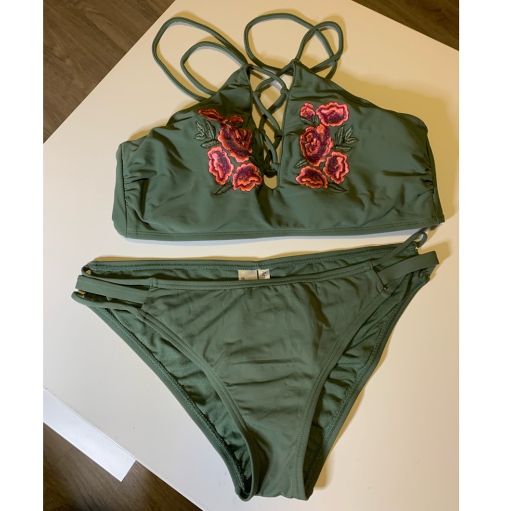 Ambrielle Olive Ruched Bikini Bottom 
M
Olive
NWOT